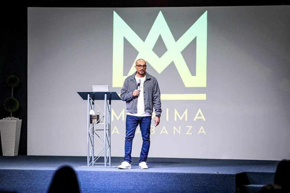 Apóstol Luis Rosario en la plataforma de Máxima Alabanza