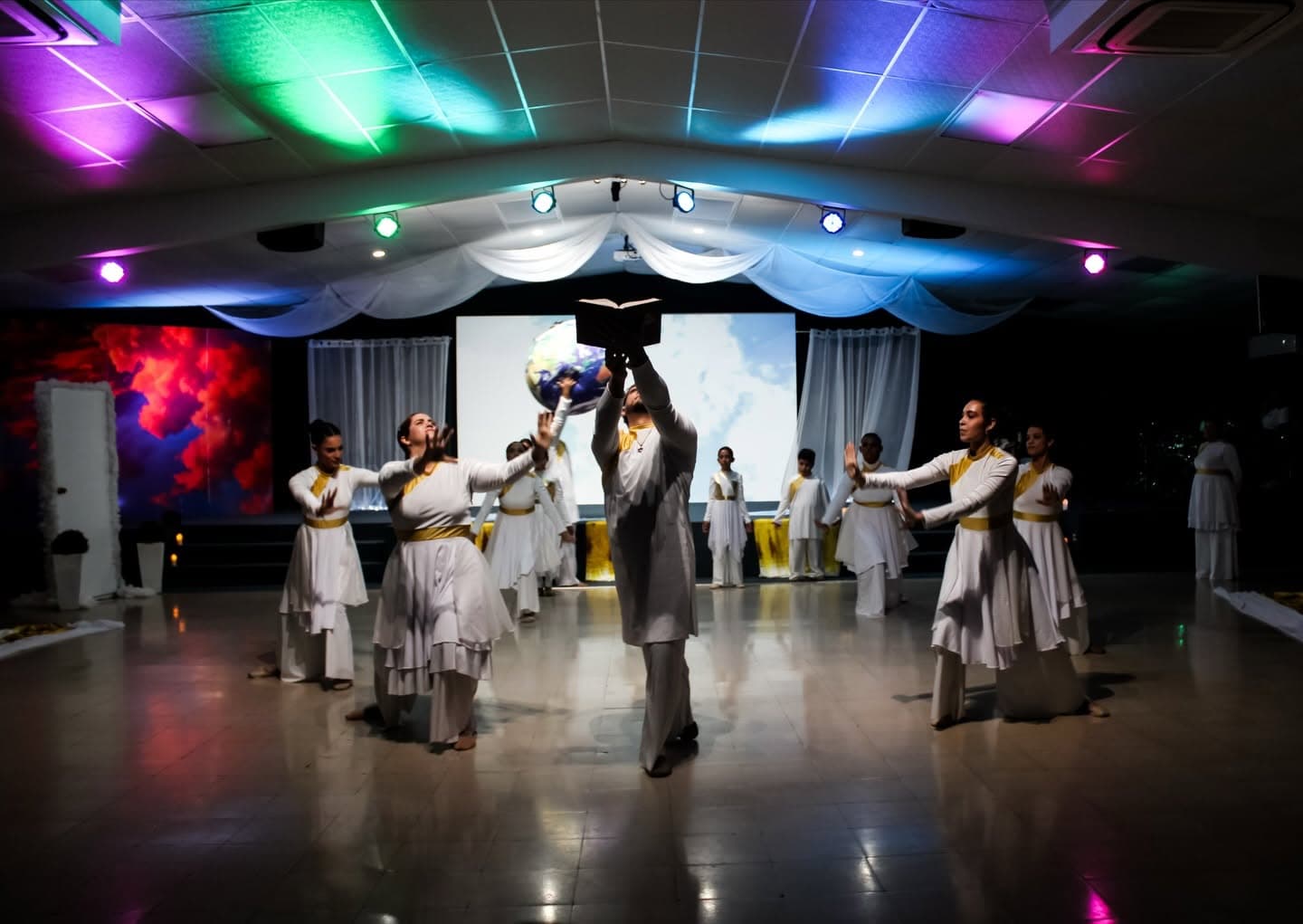 Grupo de danza presentando una Biblia abierta